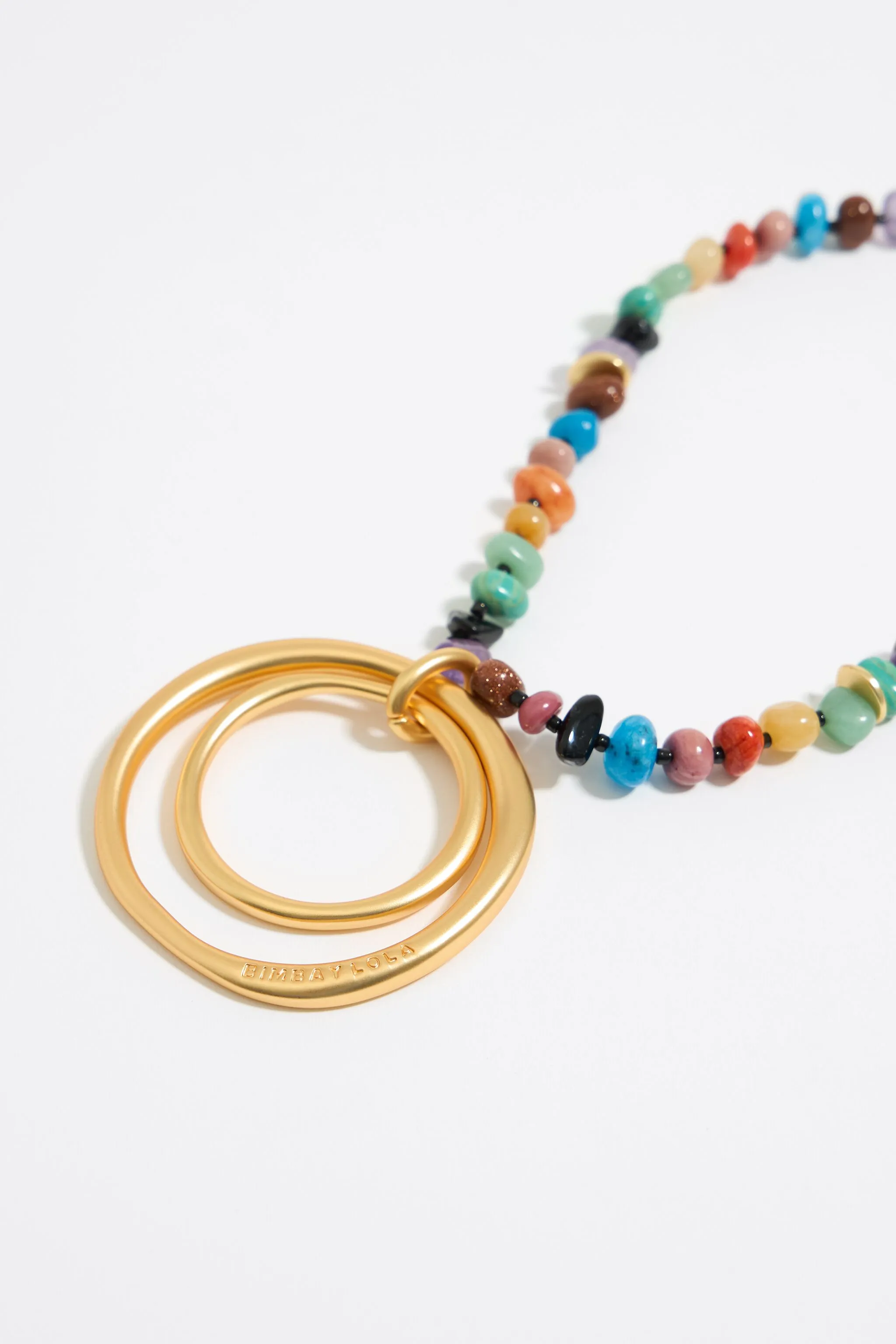 Collar piedras multicolores arandelas dorado mate