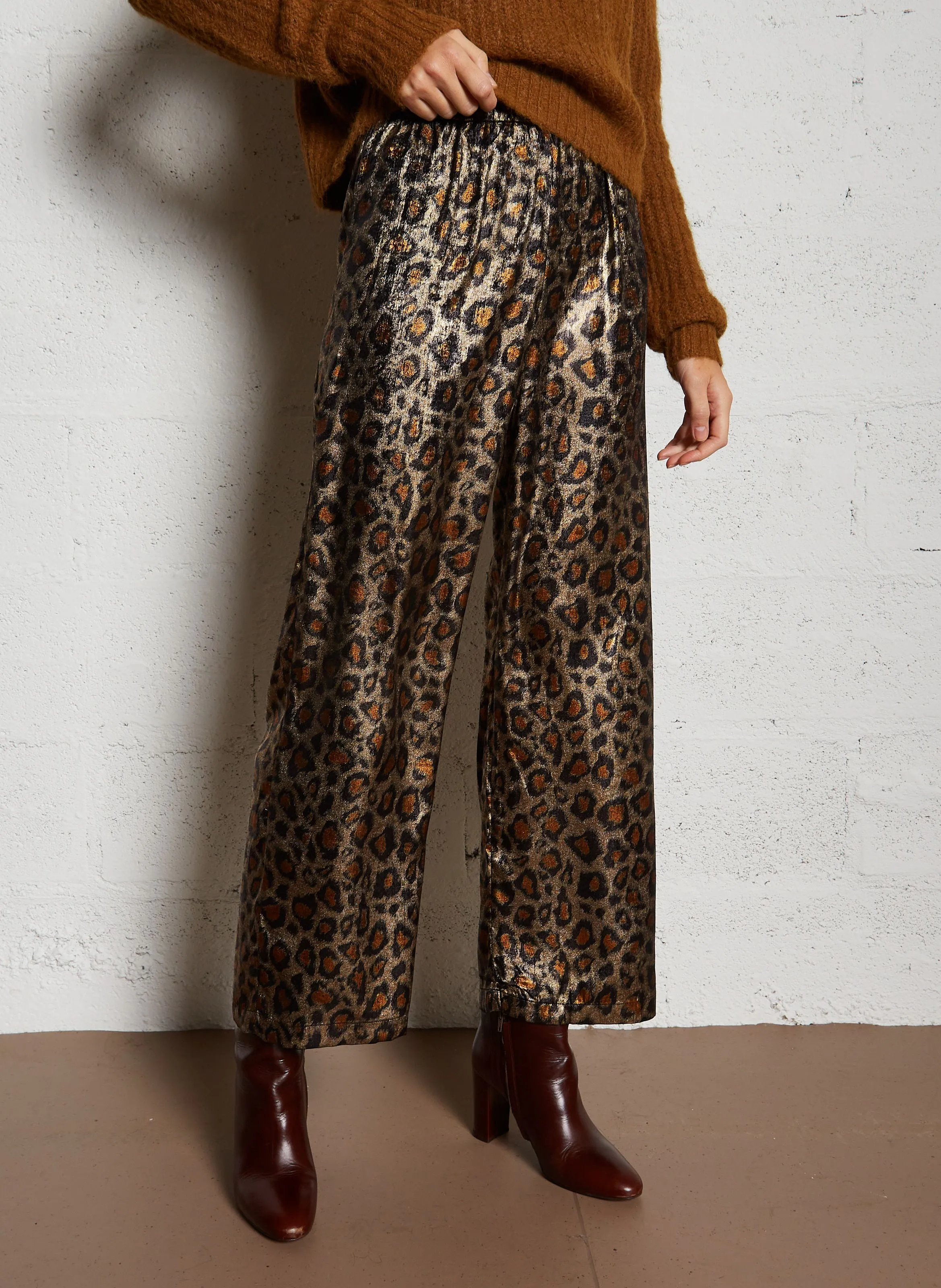 Pantalón ancho con estampado de leopardo en dorado