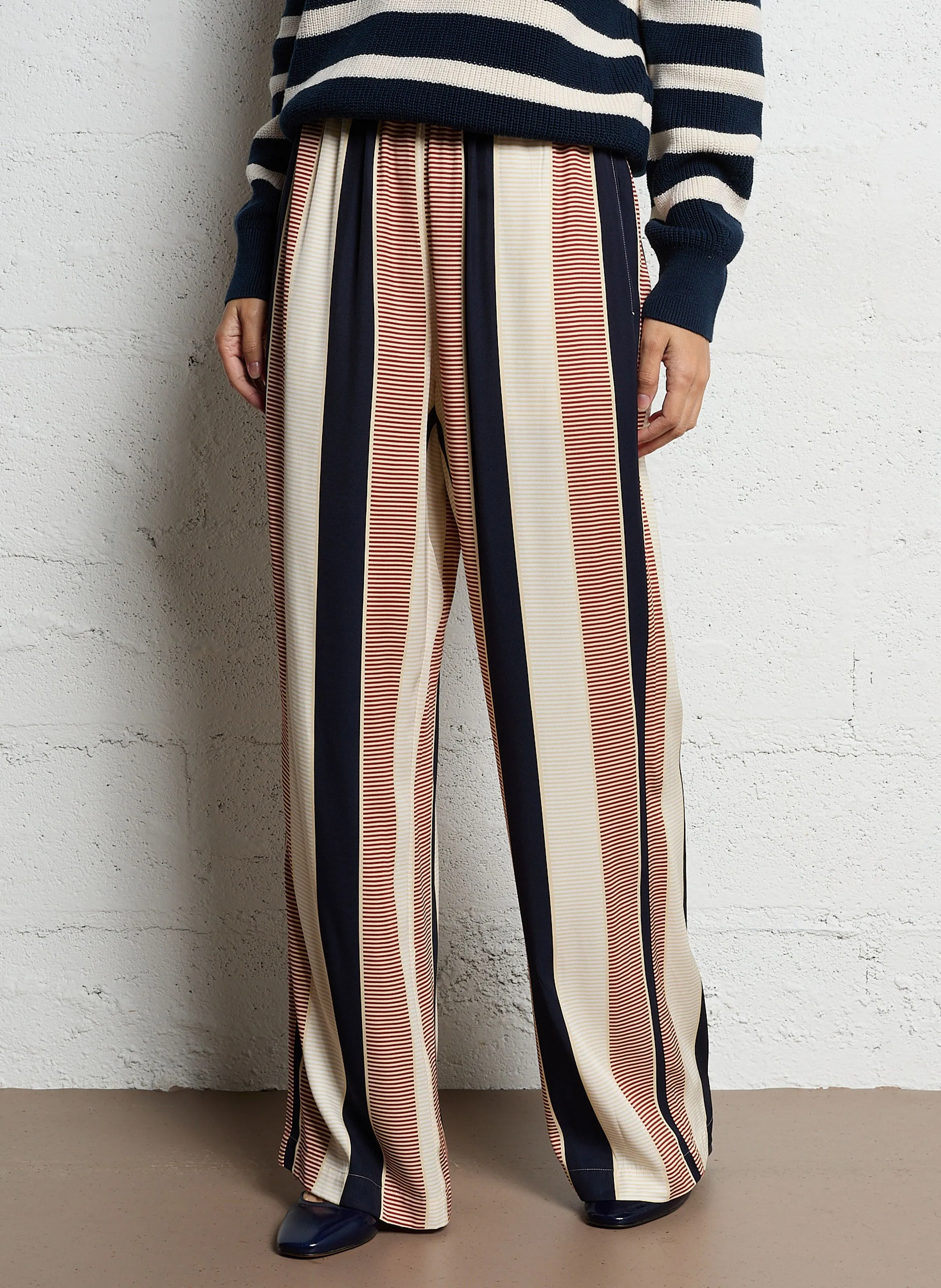 Pantalón ancho de rayas en blanco
