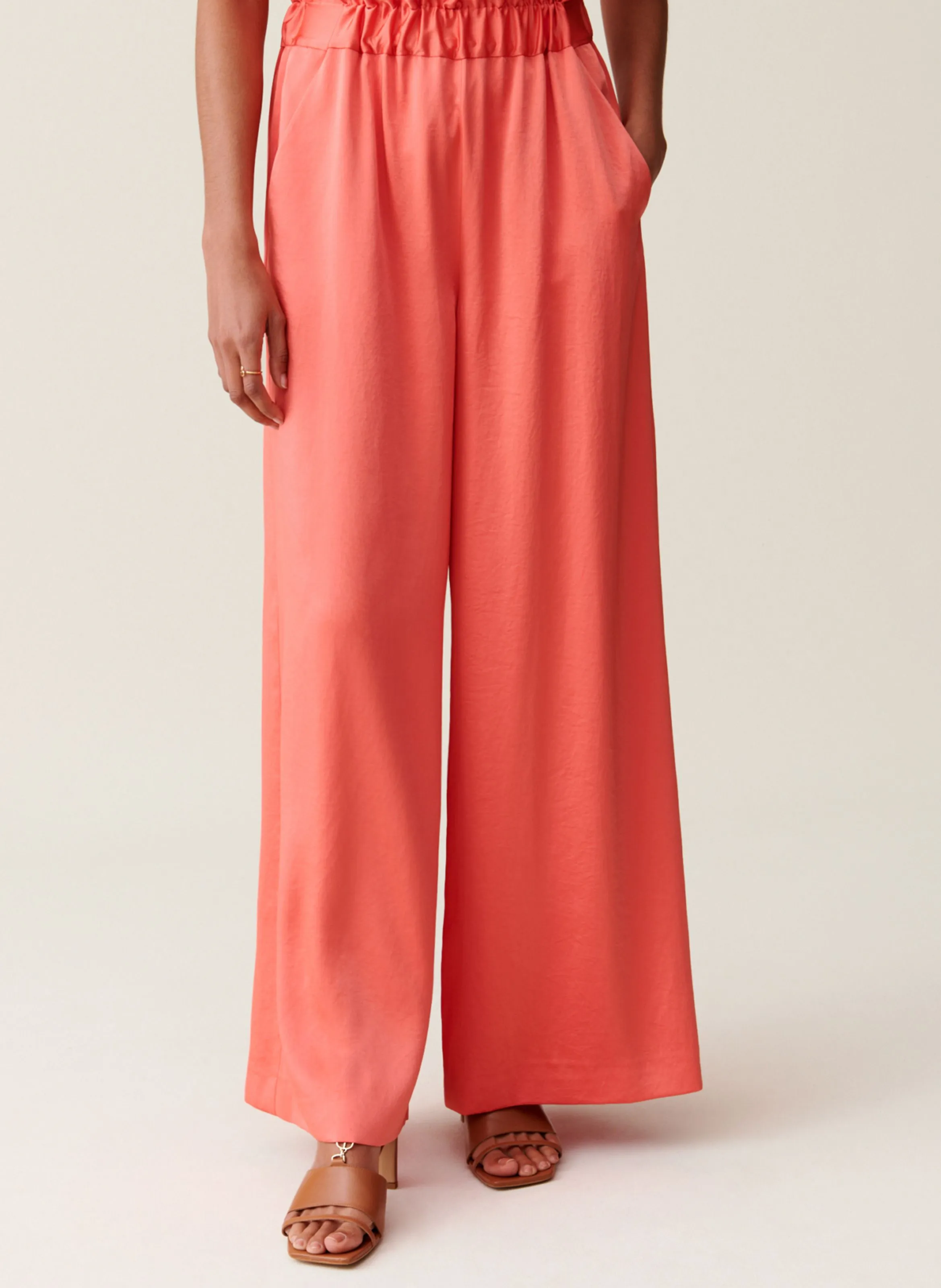 Pantalón ancho de talle alto satinado en naranja