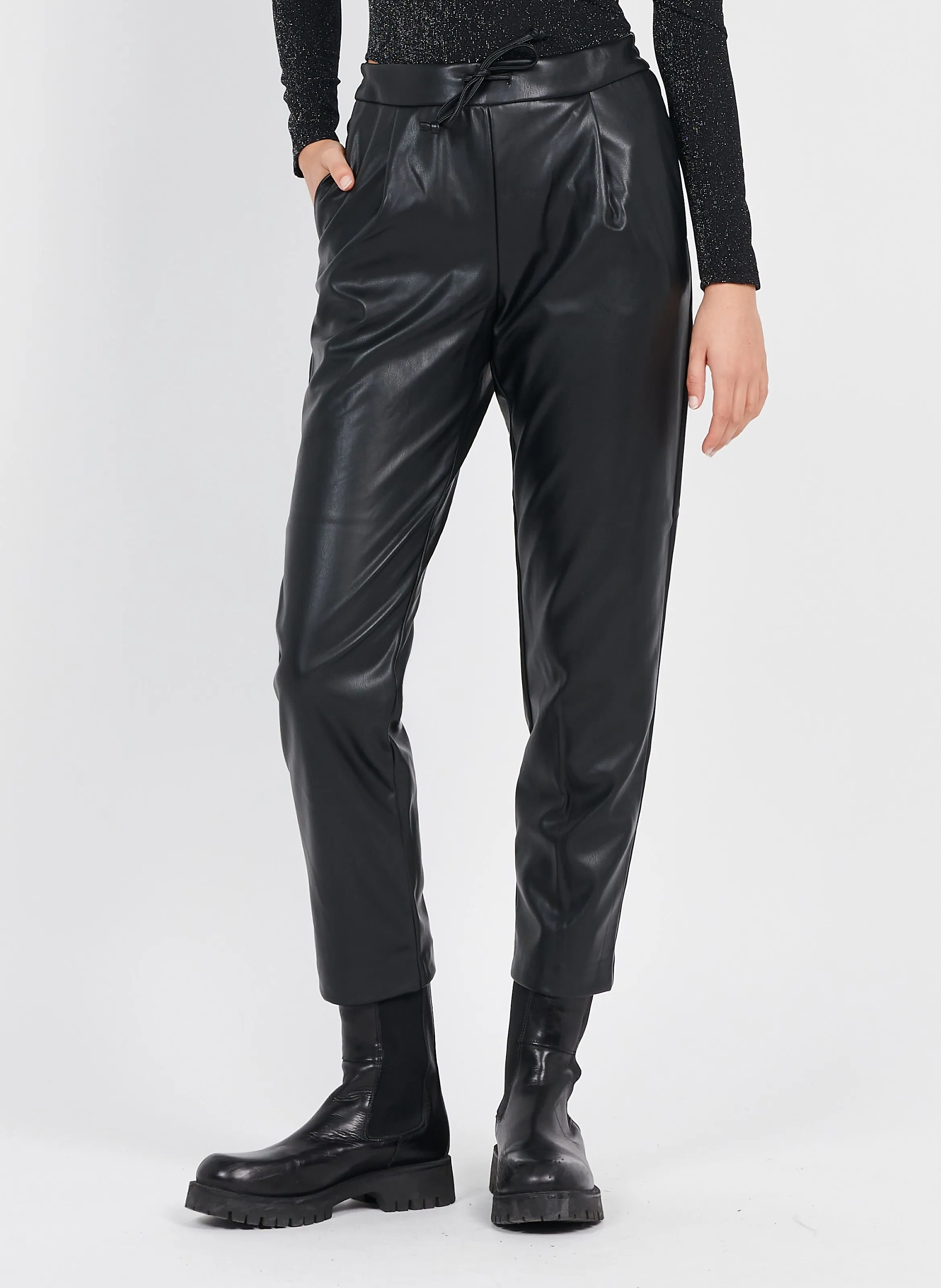 Pantalón recto efecto piel en negro