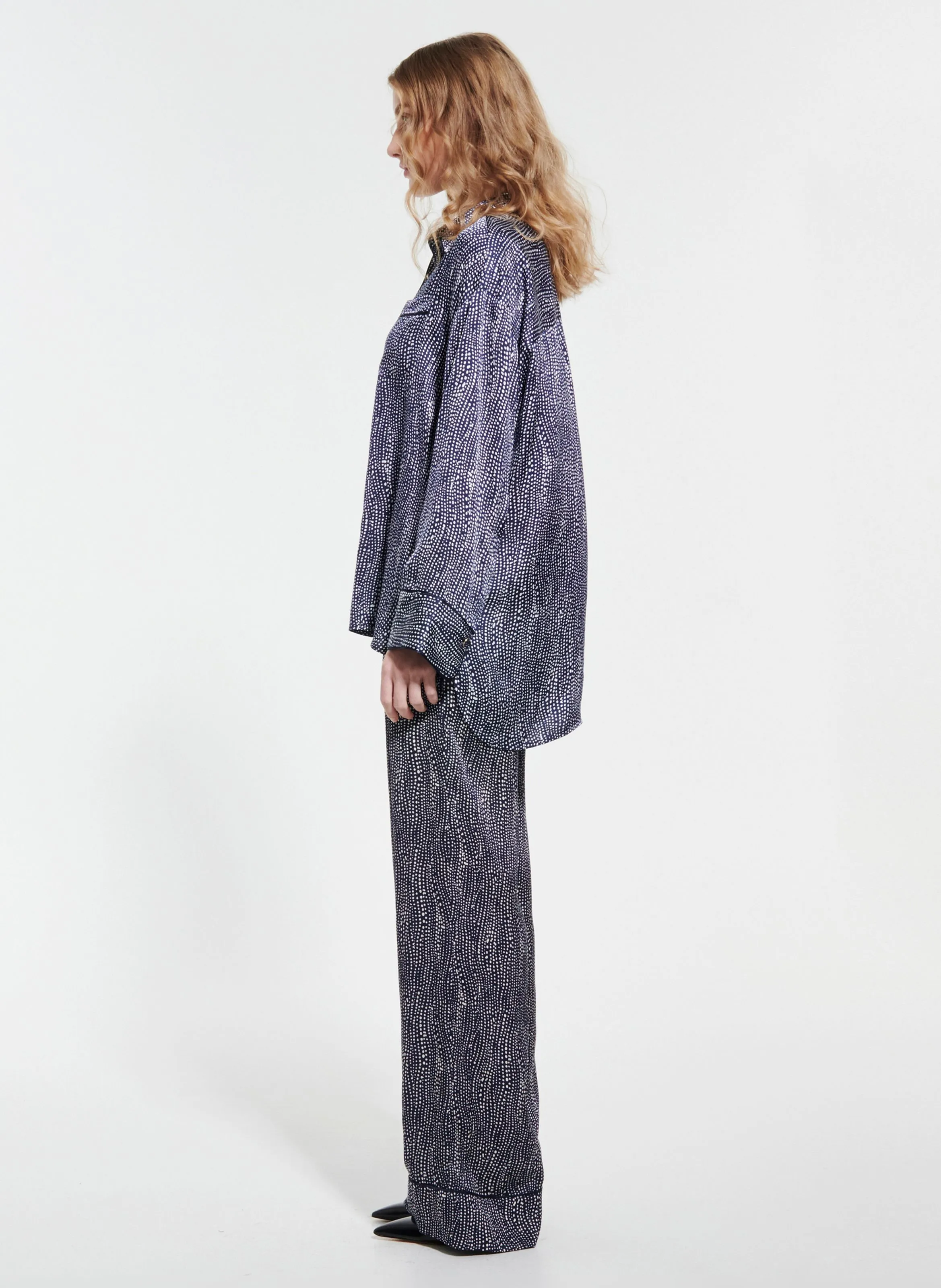 PINO - Pantalón ancho y vaporoso con estampado en azul